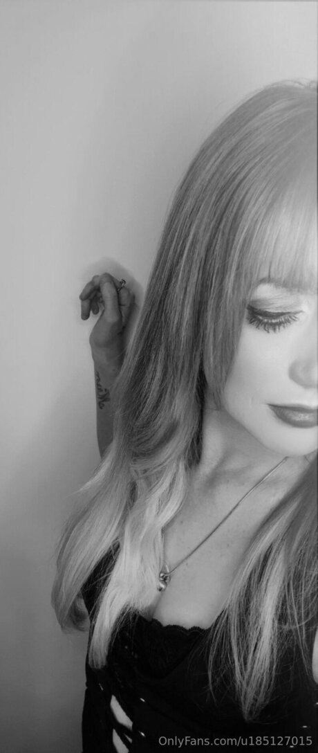 U185127015 naked pornstar images