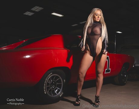 Sinfullyblonde pretty actress pictures