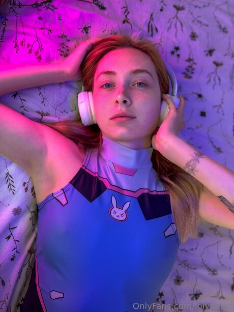 Lolynebel nude actress photo