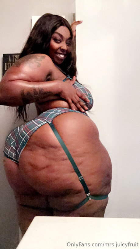 Mrs Juicyfruit porn model photo