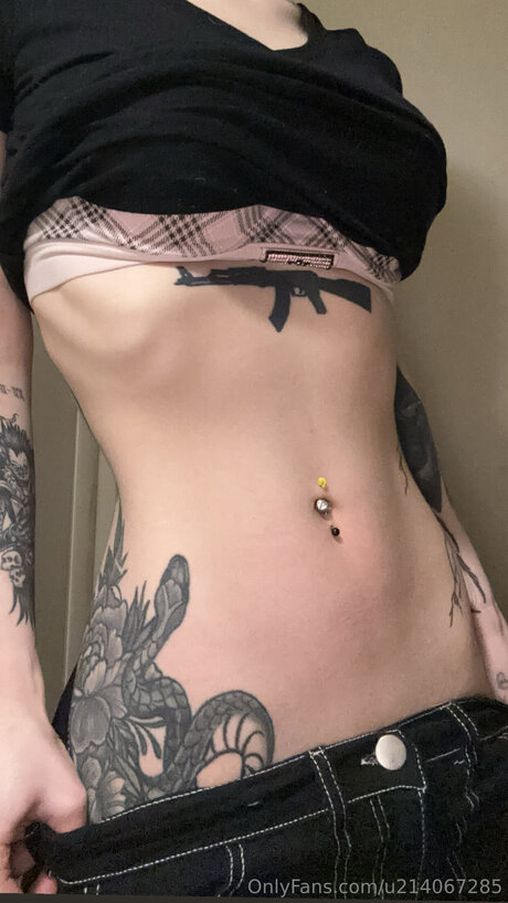 U214067285 pretty model img