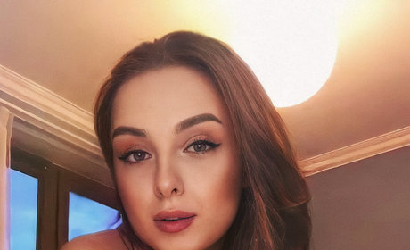 Elsa Jay sexy star photos