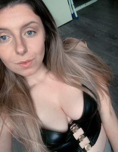 blondieasmr hd model photo