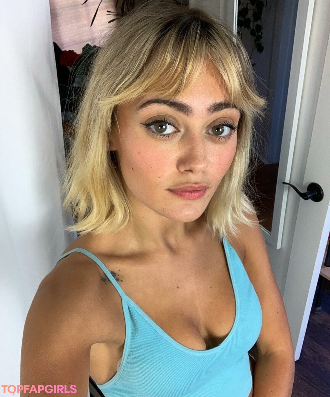 Ella Purnell model hot pictures