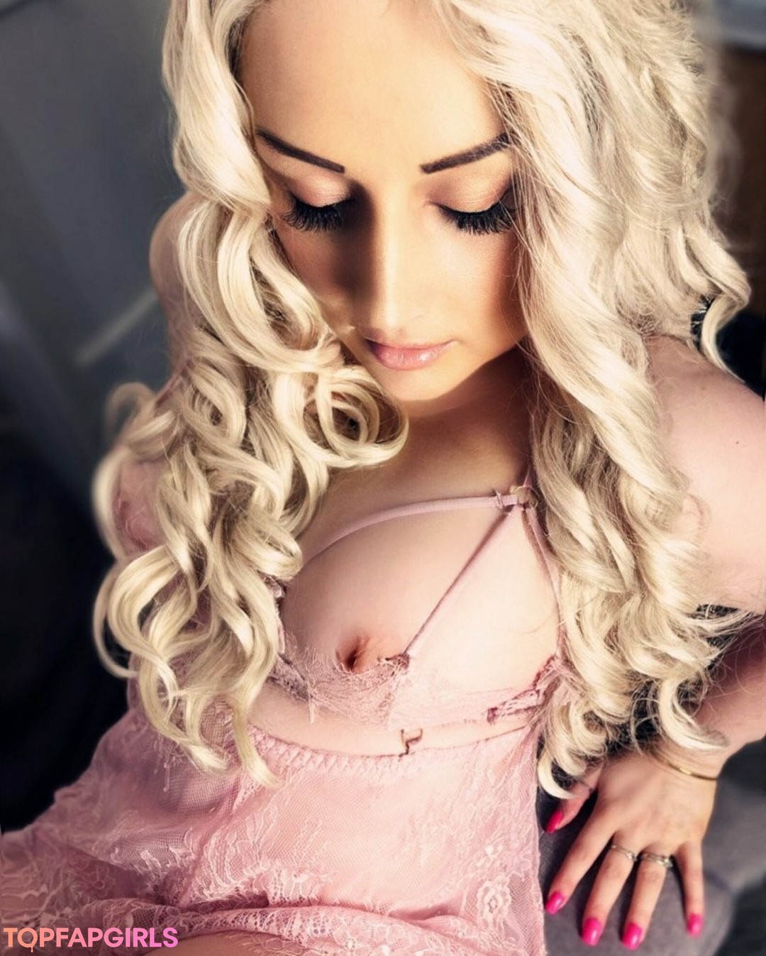 chubby small tits onlyfans top picture