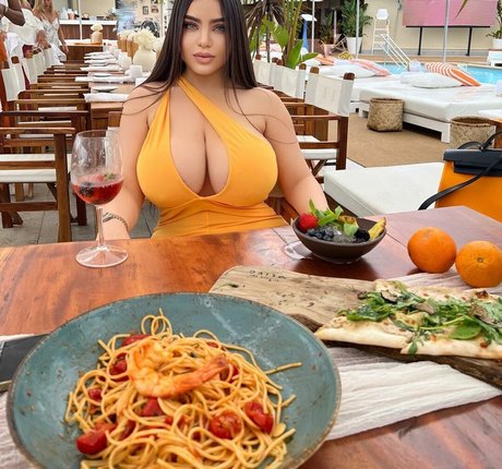 Noure Sahli model nice pictures