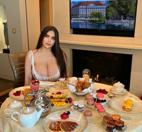 Noure Sahli perfect actress photos