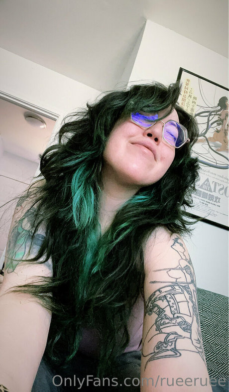 rueeruee art actress gallery