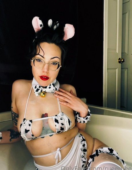 rueeruee erotic model images