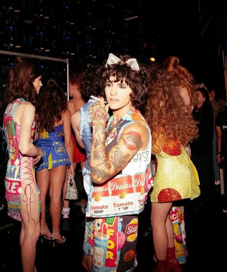 Vas Hal model naked photo