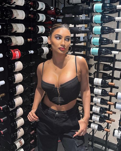 simmykk model exclusive img