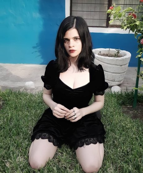 black hair milf onlyfans top picture