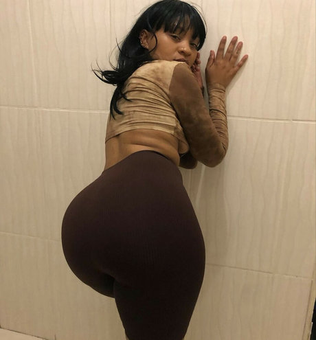 Arrie Cakes nude model img