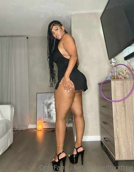 chanelfoxxfree sex pornstar photo