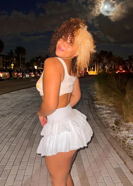 Heaven Collins model hd picture