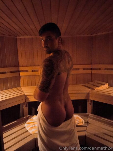 Danmath24 naked model photo