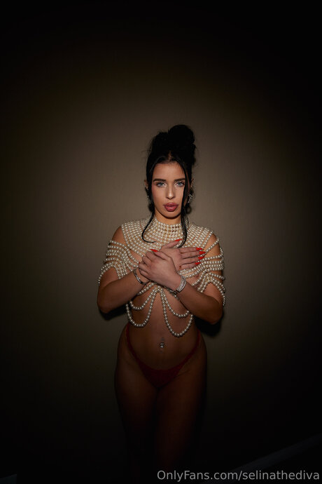 Selinaslayfree pornographic model photo