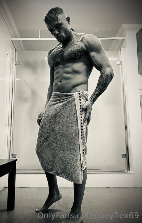 Joeyflex69 nude model img