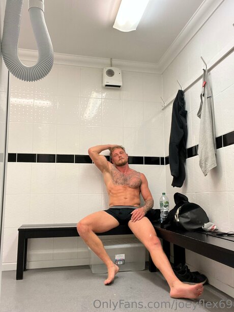 Joeyflex69 erotic model image