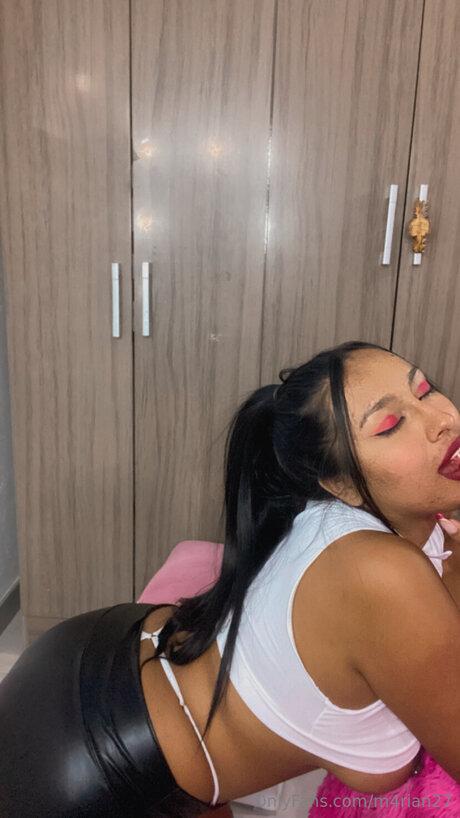 M4rian27 porn model image