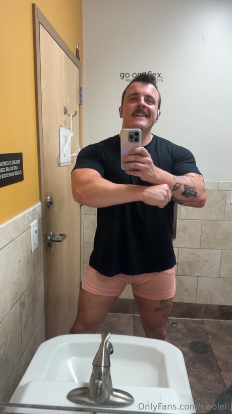 Swoleli model hot image