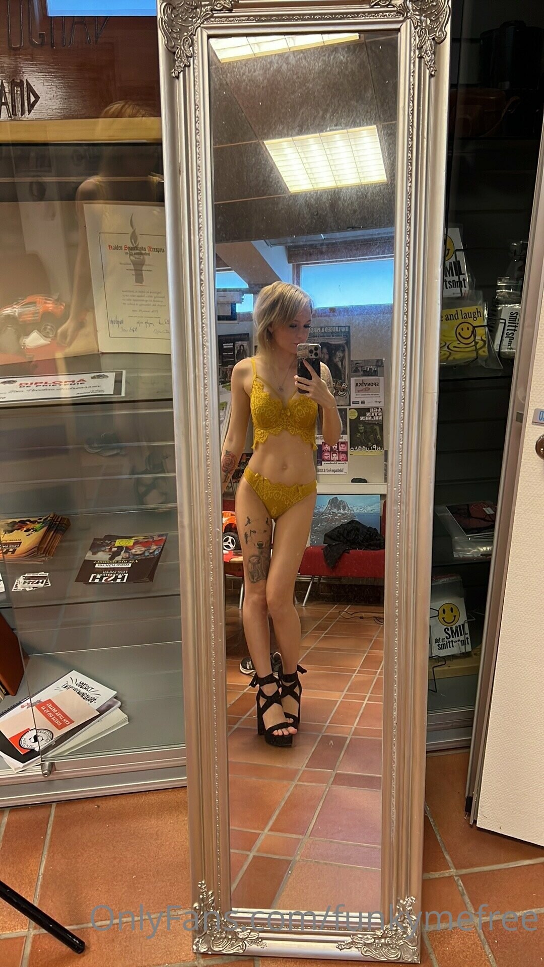 Funkymefree model naked pic