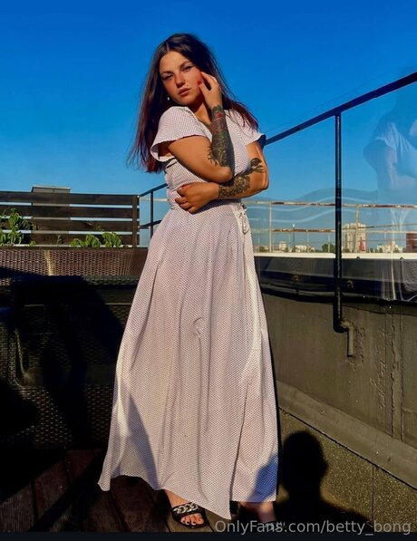 Betty Bong erotic star photo