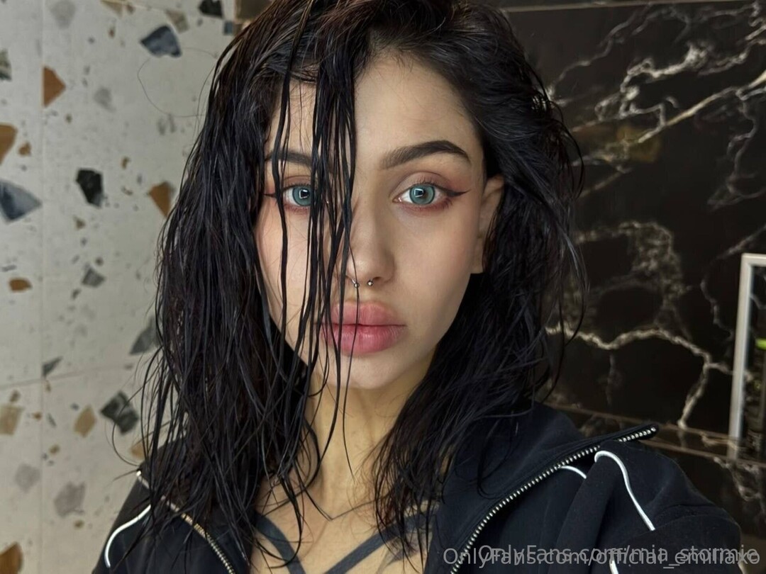Official Emiliaxo porn star pictures