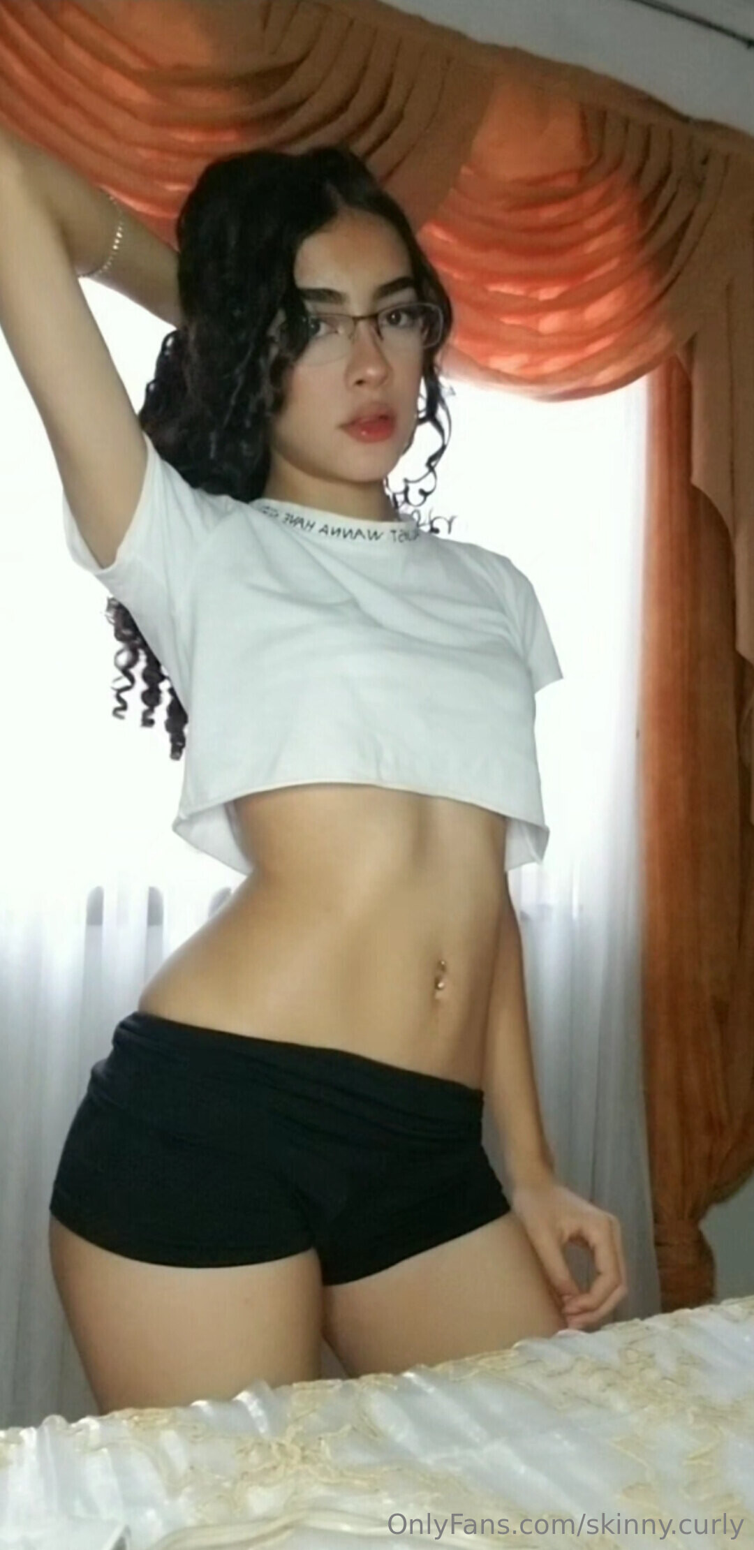 Skinny Curly model top images