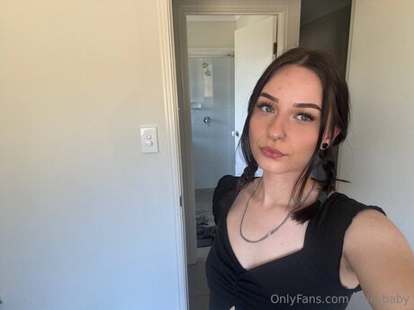 Avie Baby sexy star picture