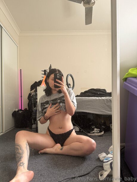 Avie Baby model top picture