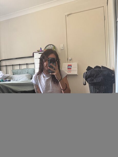 Avie Baby naked actress img