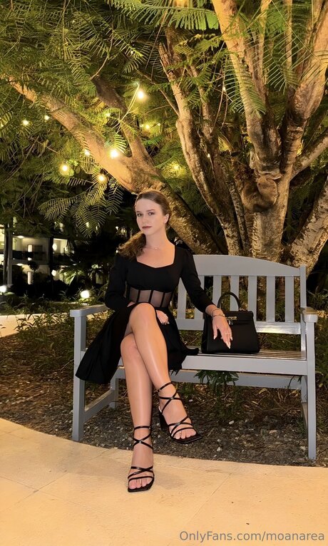 Moanarea model adult picture