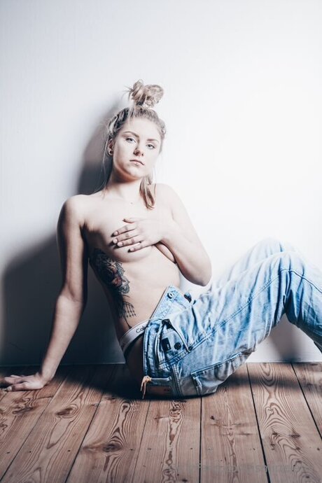 Ismirrelativ erotic actress image