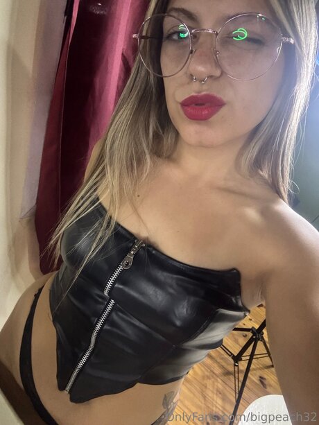 Bigpeach32 model sexy image