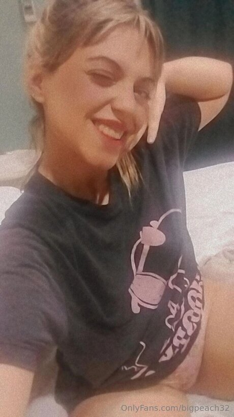 Bigpeach32 top model picture