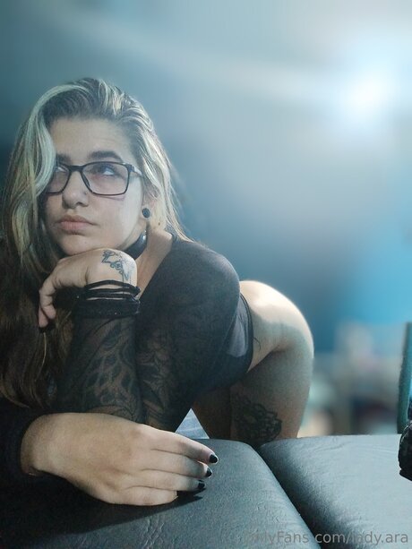 Ladyaraa model art gallery