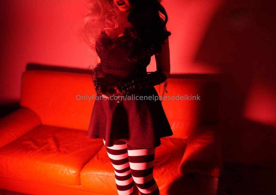 Alicenelpaesedelkink model naked image