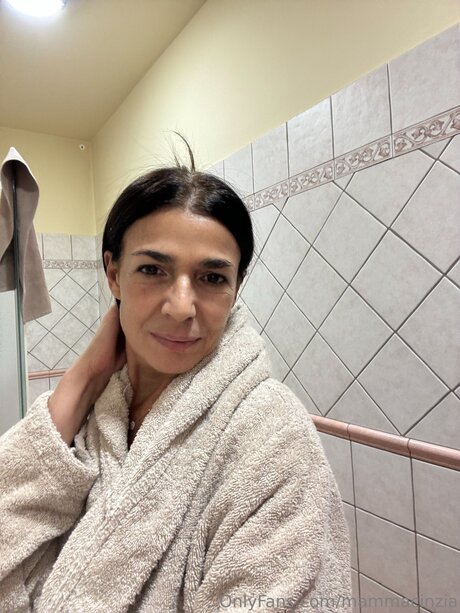 Mammacinzia beautiful model image