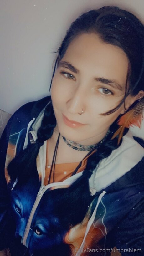 Umbrahiem pretty model picture