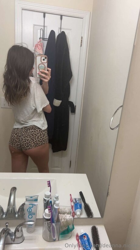 Deanna Nicole sexy actress image