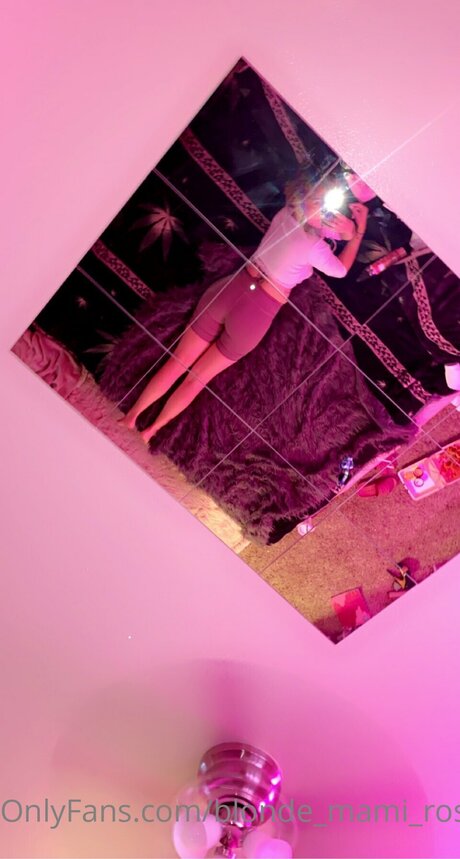 Blonde Mami Rose naked star img