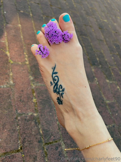 Charlyfeet90 top profile image