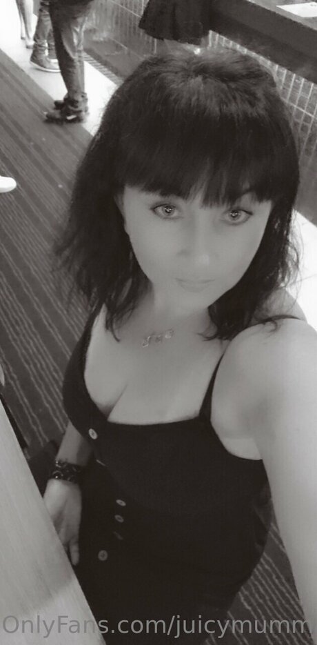 Juicymumma69 pornographic actress archive