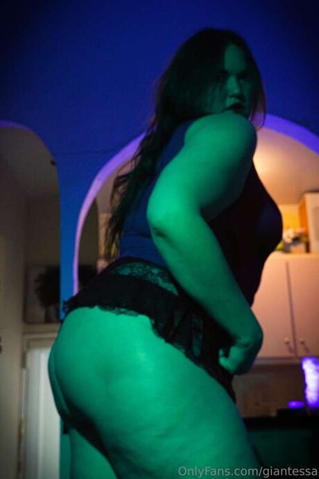 Giantessa model adult pics
