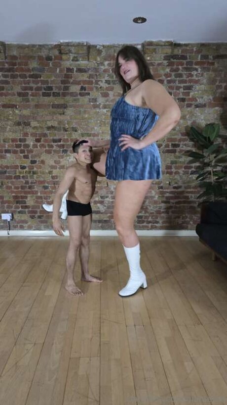 Giantessa adult star pic