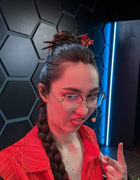 Ovilee May top model image