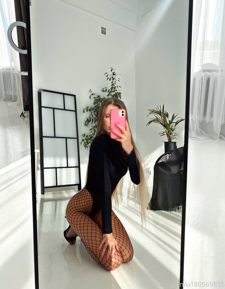 linadiaa exclusive model images