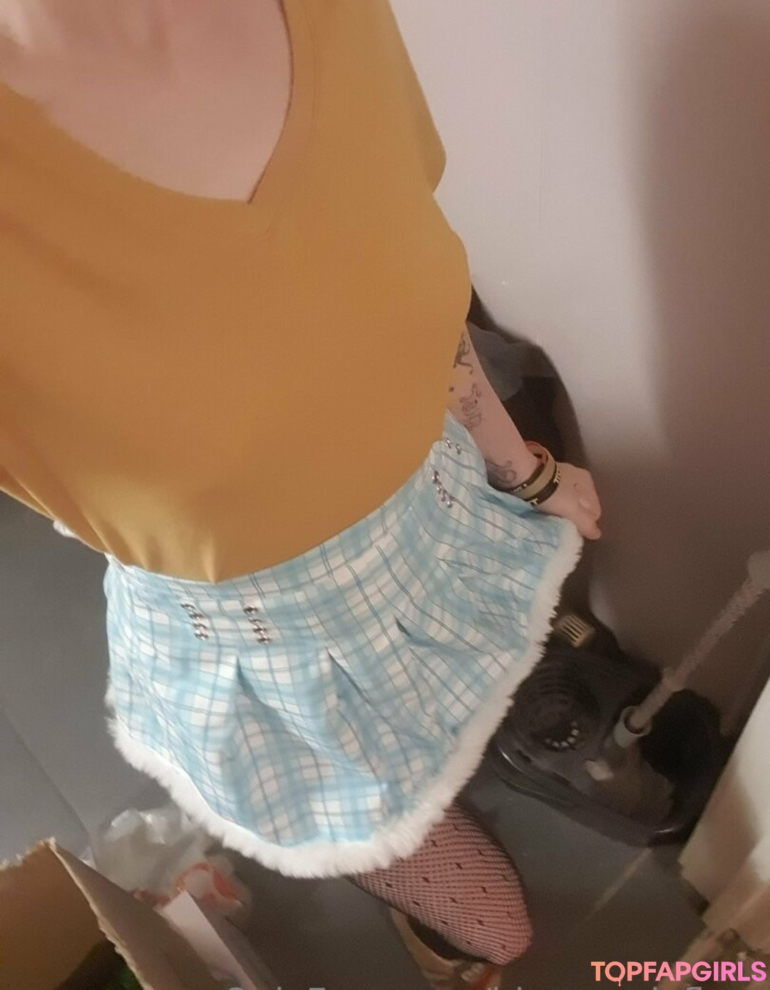 tiny onlyfans hot picture