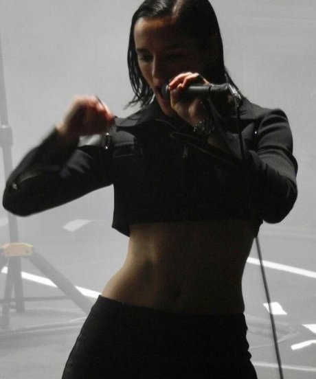 Jehnny Beth nice pornstar pictures